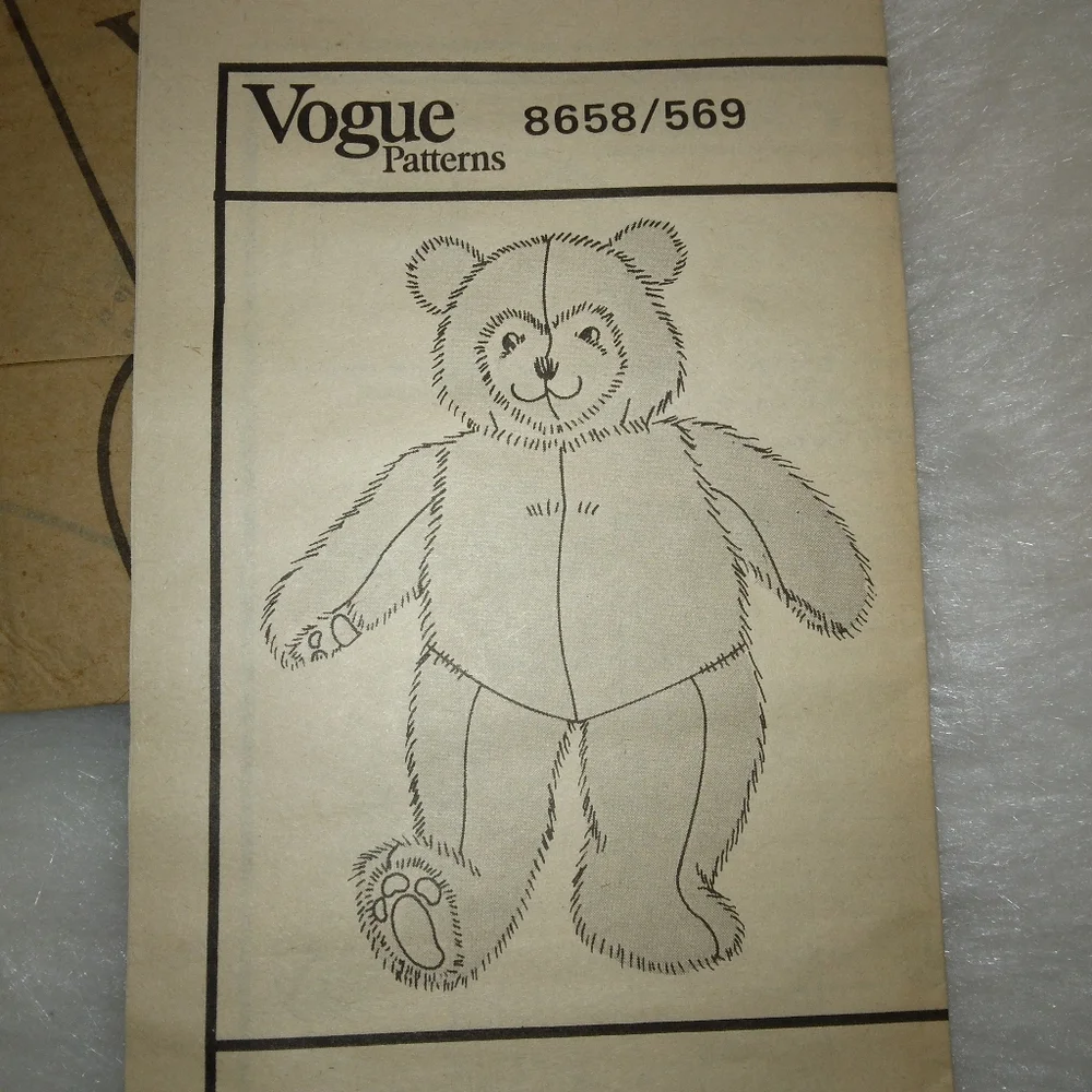 VOGUE 8658 The Vogue Bear designed by Linda Carr